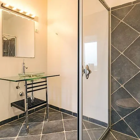 度假居 20 Person In *