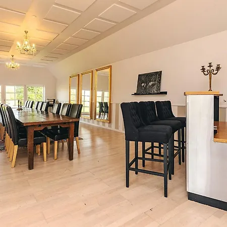 20 Person In 度假居 *